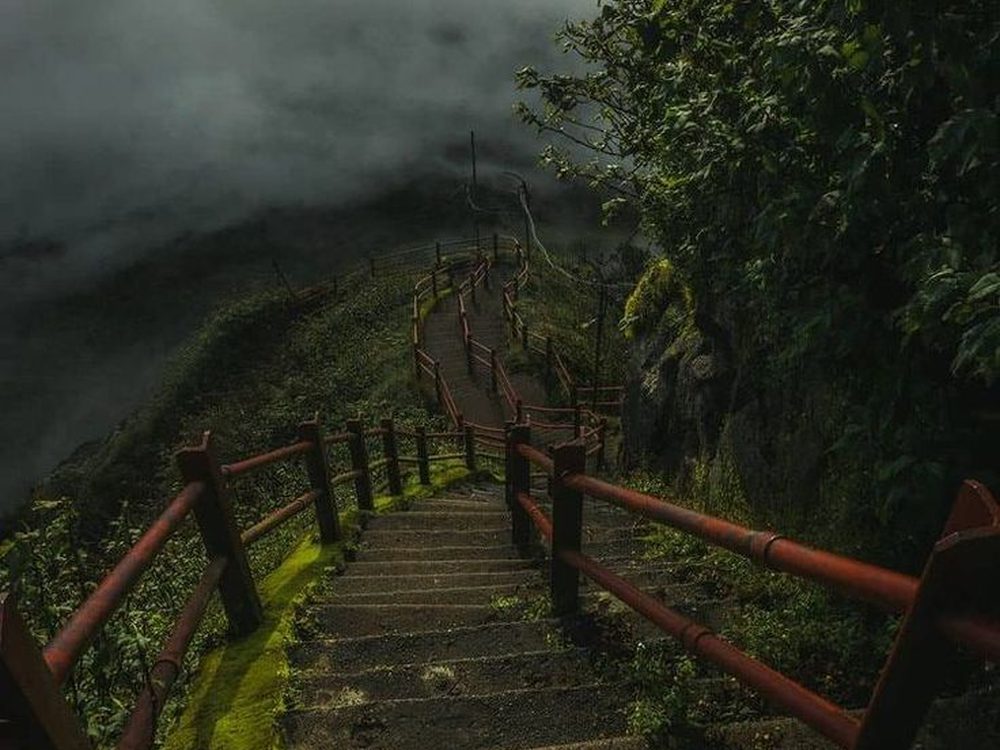 Adam's Peak, Sri Lanka — A sacred sunrise pilgrimage to a 2,243 m summit. Private driver and tours.