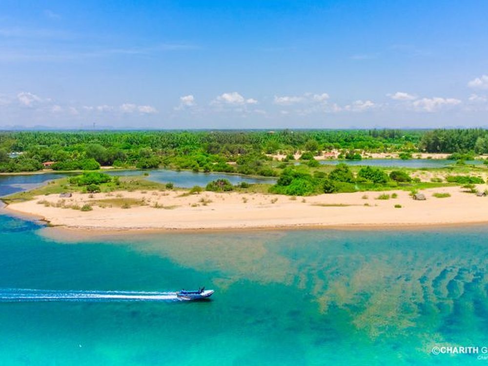 Batticaloa, Sri Lanka — Lagoons, an old fort and the legendary singing fish. Private driver and tours.