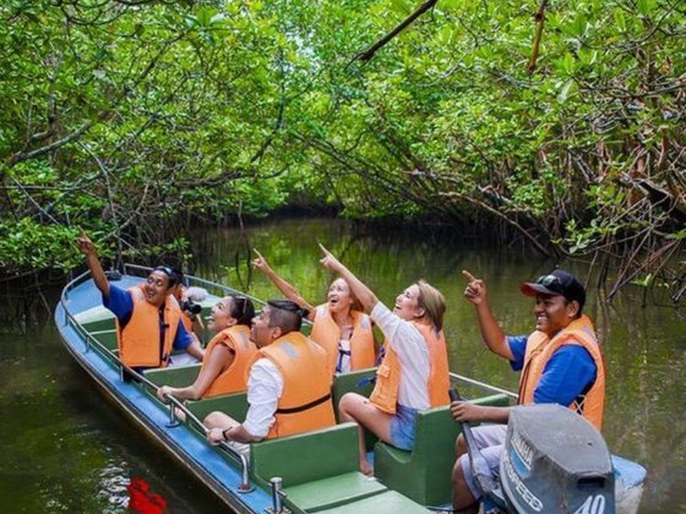 Madu River, Sri Lanka — A boat safari through mangrove islands and shrines. Private driver and tours.