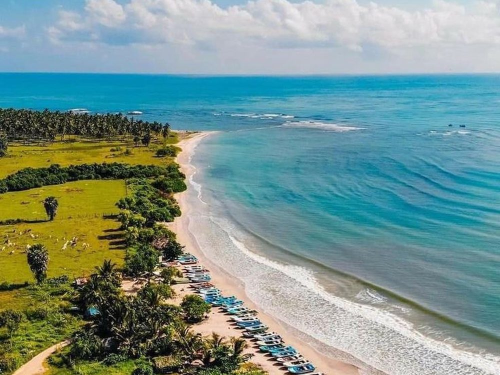 Pasikuda, Sri Lanka — A shallow, sheltered bay you can wade far into. Private driver and tours.